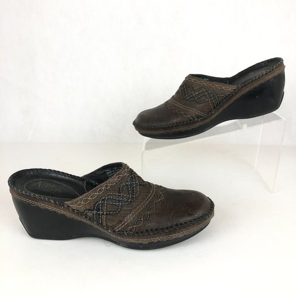 Clarks Artisan Women's Size 8.5M Brown Distressed Leather Slip On Wedge Mules - Picture 2 of 10